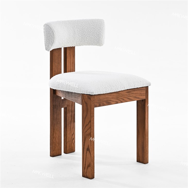 Nunta scaunelor din lemn natural