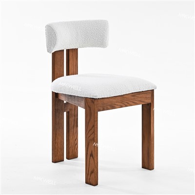 Nunta scaunelor din lemn natural