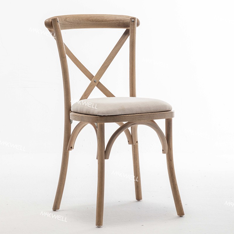 Nunta scaunelor din spate din lemn